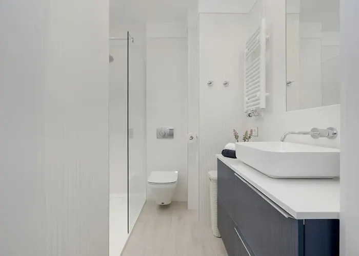 Superior Vacation With Private Parking レバル