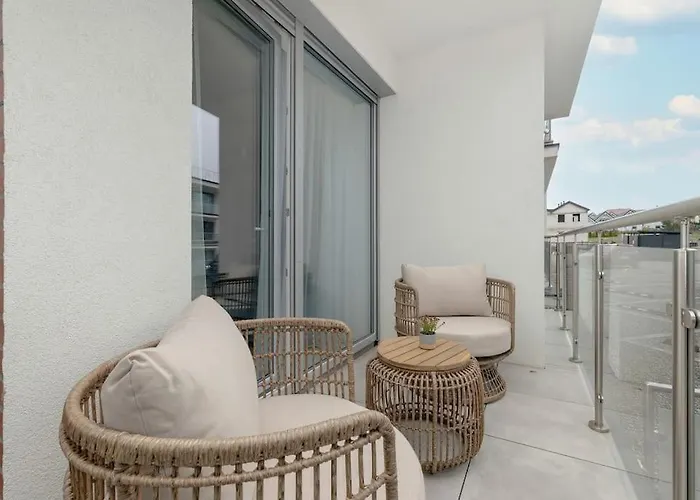 Superior Vacation With Private Parking レバル