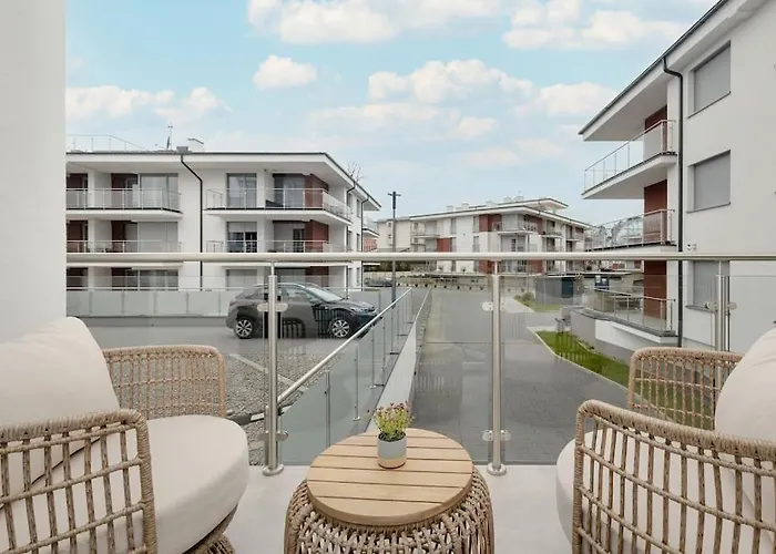 Superior Vacation With Private Parking レバル